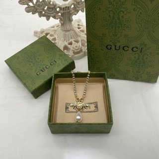 GUN6   Little bee Pearl pendant necklace