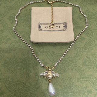 GUN6   Little bee Pearl pendant necklace